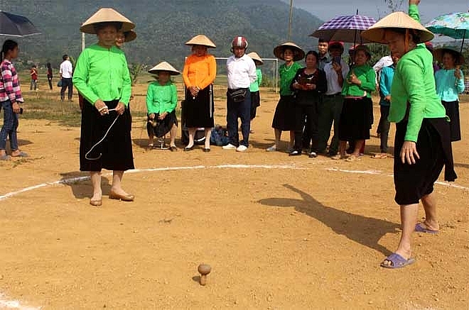 ស្ត្រីជនជាតិ Tay លេងល្បែង tuc khang ក្នុងប៉ុន្មានថ្ងៃដើមឆ្នាំថ្មី។