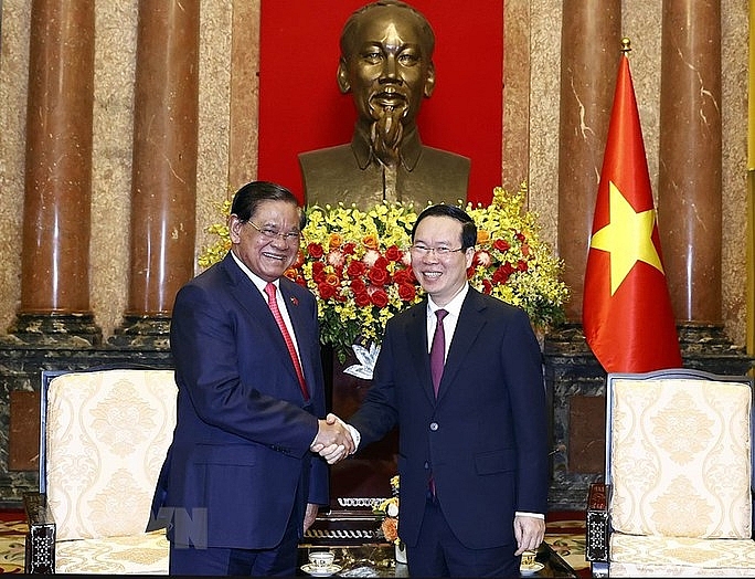 លោក Vo Van Thuong ប្រធានរដ្ឋវៀតណាម ទទួលជួប សម្តេចក្រឡាហោម ស ខេង ឧបនាយករដ្ឋមន្ត្រី និងជារដ្ឋមន្ត្រីក្រសួងមហាផ្ទៃកម្ពុជា (រូប​ថត៖ vnanet.vn)