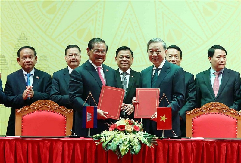 លោកនាយឧត្តមសេនីយ៍ To Lam   និងសម្តេចក្រឡាហោម ស ខេង បានចុះហត្ថលេខាលើកិច្ចព្រមព្រៀងសហប្រតិបត្តិការ