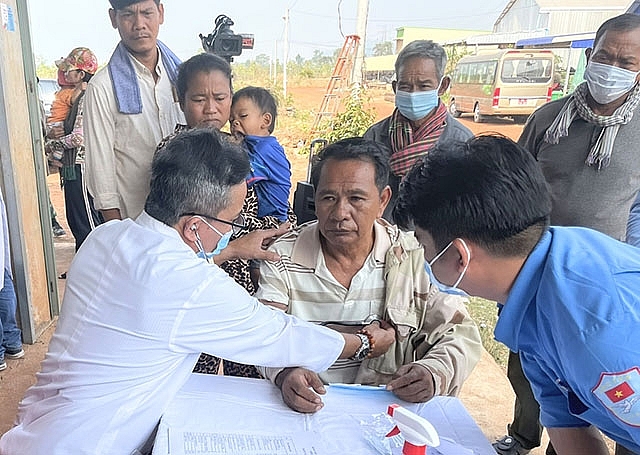 គ្រូពេទ្យនៃមន្ទីរពេទ្យយោធា-ស៊ីវិលខេត្ត Dong Thap ពិនិត្យ ព្យាបាលជំងឺ និងចែកថ្នាំដោយឥតគិតថ្លៃដល់ប្រជាពលរដ្ឋនៅឃុំប្រម៉ោយ ស្រុកវាលវែង (ខេត្តពោធិ៍សាត់)