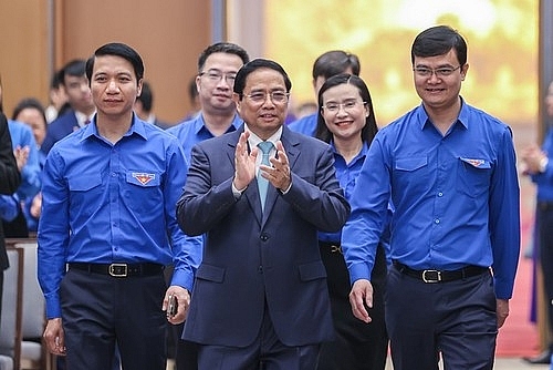 នាយករដ្ឋមន្ត្រីលោក Pham Minh Chinh និងលេខាគណៈកម្មាធិការមជ្ឈិមសម្ព័ន្ធយុវជនកុម្មុយនិស្តហូជីមិញ ក្នុងសន្និសីទស្តីពីកិច្ចសន្ទនានាយករដ្ឋមន្ត្រី ជាមួយយុវជនឆ្នាំ ២០២៣ ក្រោមប្រធានបទ “កសាងធនធានមនុស្សវ័យក្មេងប្រកបដោយគុណភាពខ្ពស់ ដើម្បីឆ្លើយតបនឹងយុគសម័យ ៤.០”