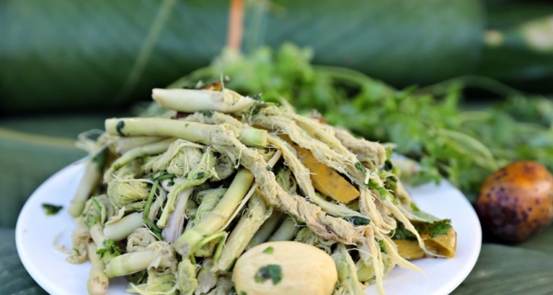 ញាំបណ្ដូលខ្ចីនៃស្មៅបំបោសបានគេប្រើជាមុខម្ហូបត្រូវញ៉ាំដំបូងគេបង្អស ក្នុង​ពិធីជប់លៀង។ម្ហូបនេះមិនត្រឹមតែឆ្ងាញ់ទេ ថែមទាំងមានជីវជាតិច្រើន មានប្រយោជន៍រំសាយកម្ដៅ បន្សាបរាងកាយផង។