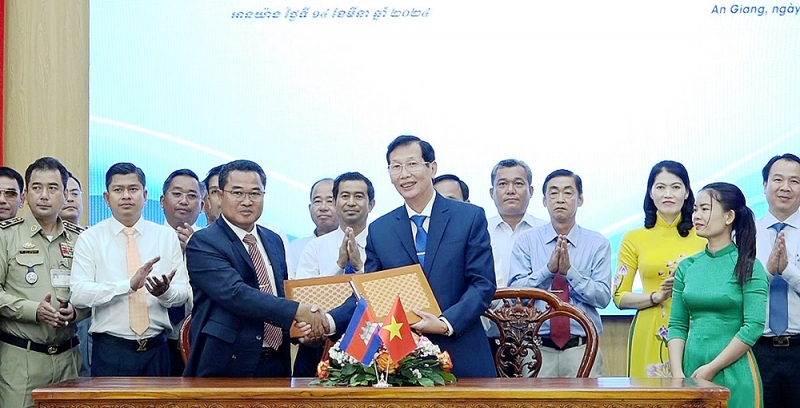 ថ្នាក់ដឹកនាំខេត្ត An Giang និងខេត្តតាកែវ ចុះហត្ថលេខាលើកិច្ចព្រមព្រៀងសហប្រតិបត្តិការលើវិស័យជាច្រើន ថ្នាក់ដឹកនាំខេត្ត An Giang និងខេត្តតាកែវ ចុះហត្ថលេខាលើកិច្ចព្រមព្រៀងសហប្រតិបត្តិការលើវិស័យជាច្រើន