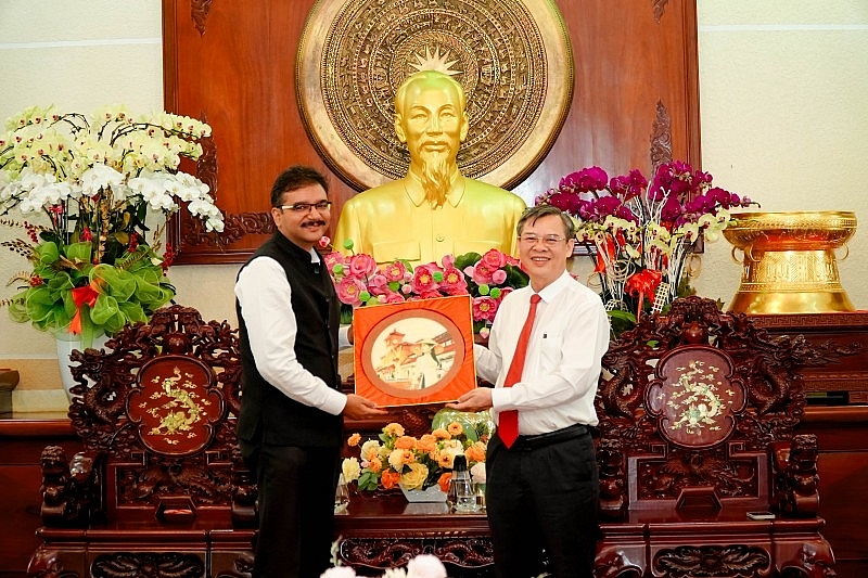 លោក Trương Cảnh Tuyên ប្រធានគណៈកម្មាធិការប្រជាជនក្រុង Can Tho បានប្រគល់អំណោយអនុស្សាវរីយ៍ជូនលោក Vipra Pandey អគ្គកុងស៊ុលឥណ្ឌាប្រចាំទីក្រុង ហូជីមិញ។ លោក Trương Cảnh Tuyên ប្រធានគណៈកម្មាធិការប្រជាជនក្រុង Can Tho បានប្រគល់អំណោយអនុស្សាវរីយ៍ជូនលោក Vipra Pandey អគ្គកុងស៊ុលឥណ្ឌាប្រចាំទីក្រុង ហូជីមិញ។