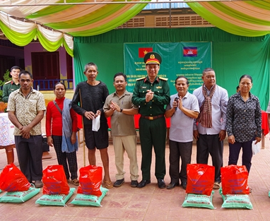បញ្ជាការដ្ឋានយោធាខេត្ត Dak Lak (វៀតណាម)រៀបចំការពិនិត្យសុខភាព និងផ្តល់អំណោយជូនប្រជាជនខេត្តមណ្ឌលគិរី