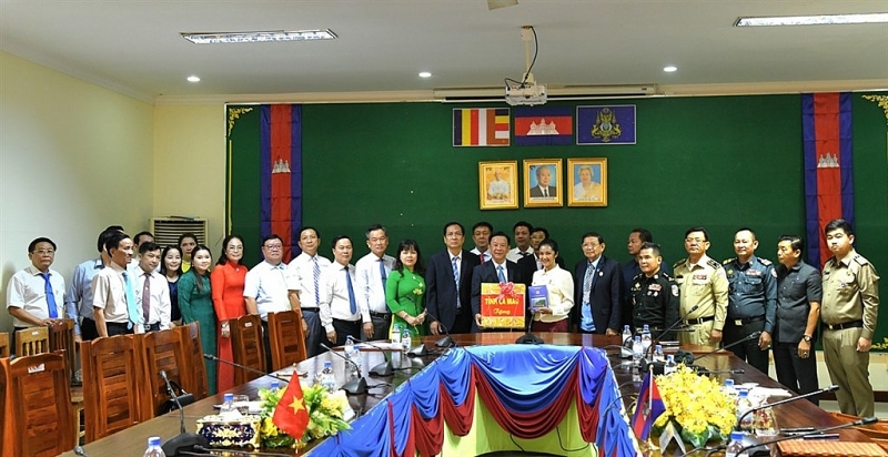 គណៈប្រតិភូខេត្ត Ca Mau ជូនអំណោយ និងជូនពរឆ្នាំថ្មីដល់ខេត្តកោះកុង គណៈប្រតិភូខេត្ត Ca Mau ជូនអំណោយ និងជូនពរឆ្នាំថ្មីដល់ខេត្តកោះកុង