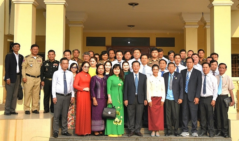 គណៈប្រតិភូខេត្ត Ca Mau ថតរូបអនុស្សាវរីយ៍ជាមួយថ្នាក់ដឹកនាំនៃខេត្តកោះកុង គណៈប្រតិភូខេត្ត Ca Mau ថតរូបអនុស្សាវរីយ៍ជាមួយថ្នាក់ដឹកនាំនៃខេត្តកោះកុង