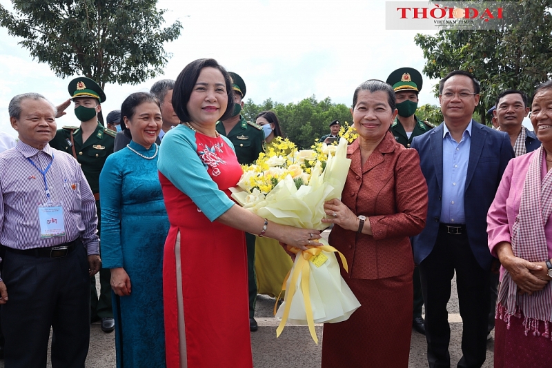 លោកជំទាវ ប្រធានសមាគមមិត្តភាពវៀតណាម - កម្ពុជា Nguyen Thi Thanh បានទទួលស្វាគមន៍ សម្តេចអគ្គមហាសេនាបតីតេជោ ម៉ែន សំអន ប្រធានសមាគមមិត្តភាពកម្ពុជា - វៀតណាម នៅច្រកទ្វារព្រំដែន Hoa Lu (ខេត្ត Binh Phuoc) ក្នុងកម្មវិធីជួបជុំមិត្តភាព និងកិច្ចសហប្រតិបត្តិការប្រជាជនវៀត