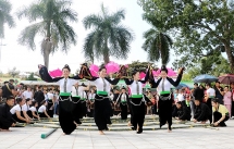 ជនជាតិ Thai នៅភូមិ Hin ខិតខំប្រឹងប្រែងអភិរក្ស ចង្វាក់ភ្លេង ប្រជាប្រិយ របាំនិងភាសា Thai