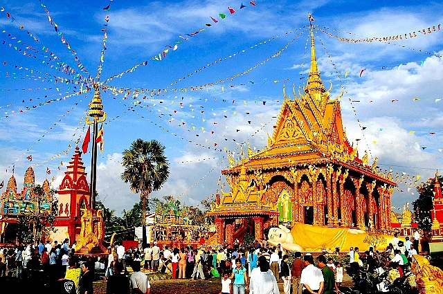 ទិដ្ឋភាពបុណ្យចូលឆ្នាំថ្មីប្រពៃណី។ ទិដ្ឋភាពបុណ្យចូលឆ្នាំថ្មីប្រពៃណី។