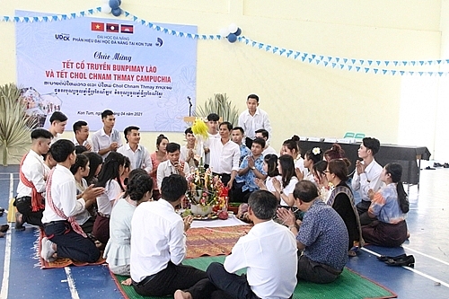 និស្សិតឡាវទទួលស្វាគមន៍បុណ្យចូលឆ្នាំថ្មីប្រពៃណី ប៊ុនភីម៉ៃ នៅខេត្ដ Kon Tum (រូបថត៖ giaoducthoidai.vn) និស្សិតឡាវទទួលស្វាគមន៍បុណ្យចូលឆ្នាំថ្មីប្រពៃណី ប៊ុនភីម៉ៃ នៅខេត្ដ Kon Tum (រូបថត៖ giaoducthoidai.vn)