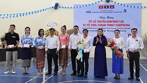 ថ្នាក់ដឹកនាំខេត្ដ Kon Tum ប្រគល់អំណោយជូននិស្សិតកម្ពុជានិងឡាវ (រូបថត៖ giaoducthoidai.vn) ថ្នាក់ដឹកនាំខេត្ដ Kon Tum ប្រគល់អំណោយជូននិស្សិតកម្ពុជានិងឡាវ (រូបថត៖ giaoducthoidai.vn)