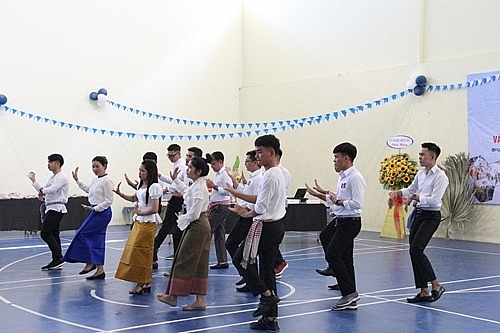 និស្សិតកម្ពុជាសំដែងរបាំប្រពៃណី (រូបថត៖ giaoducthoidai.vn) និស្សិតកម្ពុជាសំដែងរបាំប្រពៃណី (រូបថត៖ giaoducthoidai.vn)