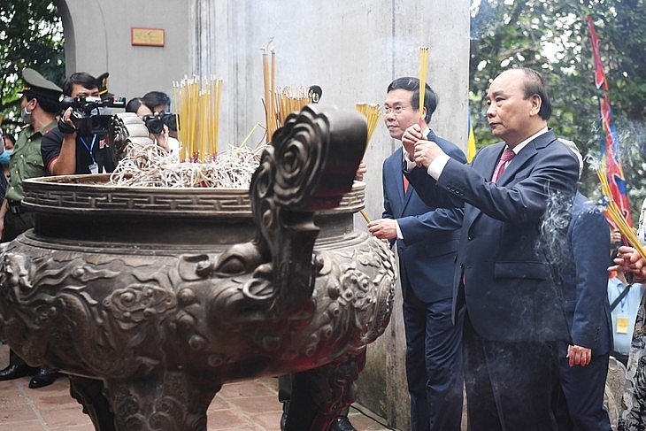 ប្រធានរដ្ឋលោក Nguyen Xuan Phuc អញ្ជើញអុជធូបនៅមណ្ឌលកេរ្តិ៍ដំណែលប្រវត្តិសាស្ត្រប្រាសាទស្តេច Hung (ប្រភព៖ VOV)