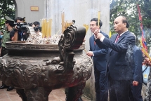 ប្រធានរដ្ឋលោក Nguyen Xuan Phuc អញ្ជើញអុជធូបនៅមណ្ឌលកេរ្តិ៍ដំណែលប្រវត្តិសាស្ត្រប្រាសាទស្តេច Hung