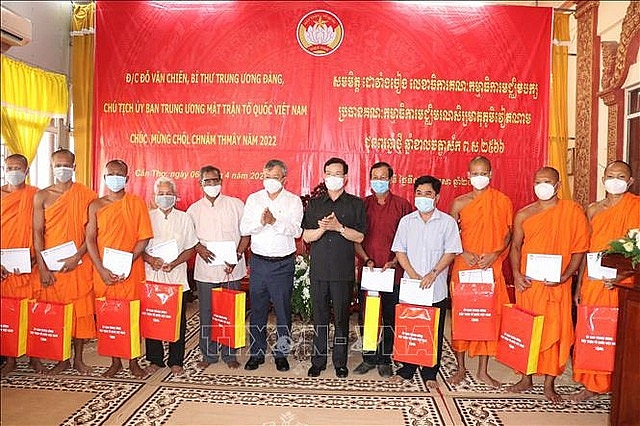 ថ្នាក់ដឹកនាំមជ្ឈិមនិងទីក្រុង Can Tho ប្រគល់អំណោយបុណ្យចូលឆ្នាំថ្មី ជូនព្រះសង្ឃជនជាតិខ្មែរ។ (រូបថត៖ TTXVN) ថ្នាក់ដឹកនាំមជ្ឈិមនិងទីក្រុង Can Tho ប្រគល់អំណោយបុណ្យចូលឆ្នាំថ្មី ជូនព្រះសង្ឃជនជាតិខ្មែរ។ (រូបថត៖ TTXVN)
