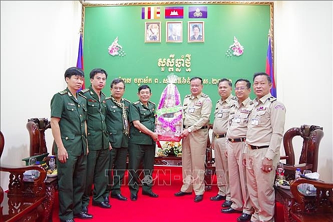 លោកវរសេនីយ៍ឯក Le Hong Vuong ជូនអំណោយដល់កម្លាំងនគរបាល យោធា កងរាជអាវុធហត្ថ និងប៉ុស្តិ៍ច្រកទ្វារព្រំដែនអន្តរជាតិបាវិត (រូបថត៖ vnanet.vn) លោកវរសេនីយ៍ឯក Le Hong Vuong ជូនអំណោយដល់កម្លាំងនគរបាល យោធា កងរាជអាវុធហត្ថ និងប៉ុស្តិ៍ច្រកទ្វារព្រំដែនអន្តរជាតិបាវិត (រូបថត៖ vnanet.vn)
