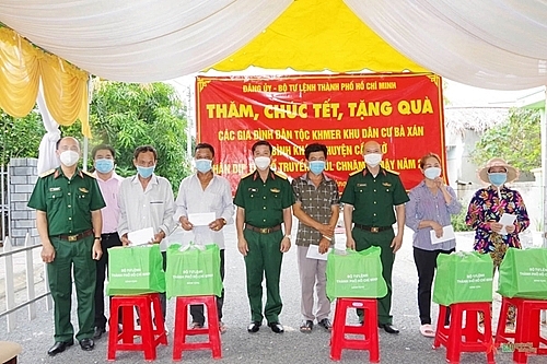 បញ្ជាការដ្ឋានយោធាទីក្រុងហូជីមិញ ជូនពរឆ្នាំថ្មី និងជូនអំណោយដល់ជនរួមជាតិខ្មែរ