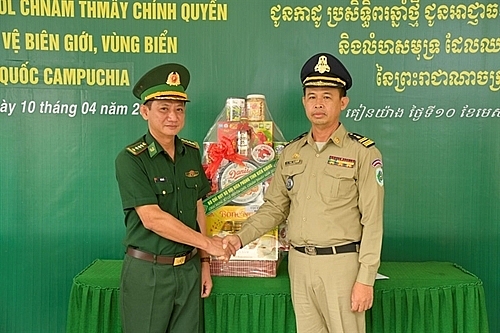 ថ្នាក់ដឹកនាំកងទ័ពការពារព្រំដែនខេត្ត Kien Giang ជូនពរកងកម្លាំងការពារព្រំដែនកម្ពុជា (រូបថត៖ thoidai.com.vn) ថ្នាក់ដឹកនាំកងទ័ពការពារព្រំដែនខេត្ត Kien Giang ជូនពរកងកម្លាំងការពារព្រំដែនកម្ពុជា (រូបថត៖ thoidai.com.vn)