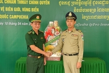 កងទ័ពការពារព្រំដែនខេត្ត Kien Giang ជូនពរកងកម្លាំងប្រដាប់អាវុធកម្ពុជា ក្នុងឱកាសបុណ្យចូលឆ្នាំថ្មីប្រពៃណីជាតិខ្មែរ