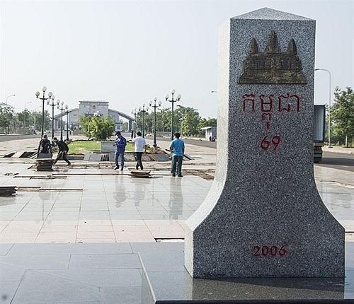រៀបថ្មម៉ាបតំបន់ជុំវិញបង្គោលព្រំដែនជាកន្លែងប្រព្រឹត្តទៅព្រឹត្តិការណ៍សំខាន់ៗនៃពិធីជំនួបប្រាស្រ័យមិត្តភាពការពារជាតិព្រំដែនវៀតណាម-កម្ពុជា (រូបថត៖ bienphong.com.vn)
