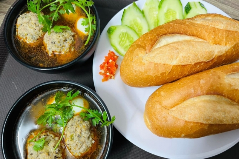 នំប៉័ង (Banh mi) គឺជាមុខម្ហូបដ៏ពេញនិយមនៅក្នុងប្រទេសវៀតណាម ជាមួយនឹងផ្សំគ្រឿងគួរឱ្យចាប់អារម្មណ៍