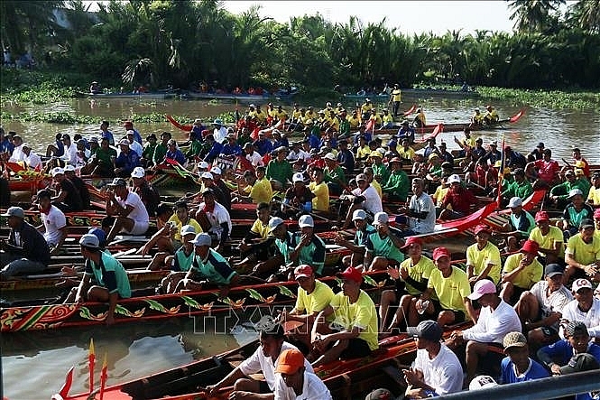 ក្រុមដែលចូលរួមការប្រណាំងទូក ង ។ (រូបថត៖ Le Sen/TTXVN)