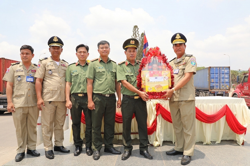 នគរបាលក្រុងហូជីមិញ (វៀតណាម) ជូនពរឆ្នាំថ្មីប្រពៃណីជាតិខ្មែរជូនចំពោះនគរបាលកម្ពុជា