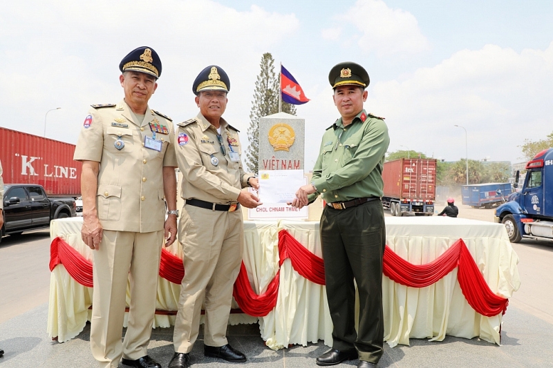 នគរបាលក្រុងហូជីមិញ (វៀតណាម) ជូនពរឆ្នាំថ្មីប្រពៃណីជាតិខ្មែរជូនចំពោះនគរបាលកម្ពុជា