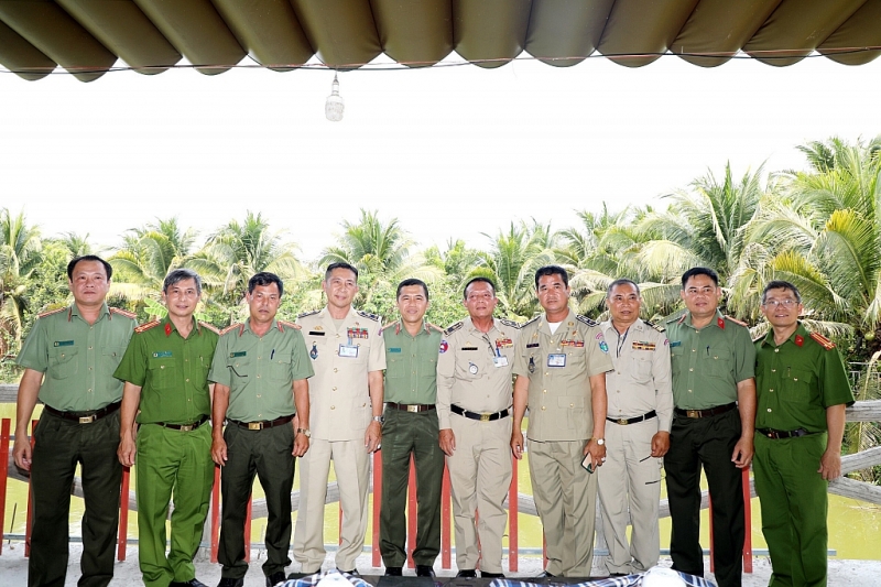 នគរបាលក្រុងហូជីមិញ (វៀតណាម) ជូនពរឆ្នាំថ្មីប្រពៃណីជាតិខ្មែរជូនចំពោះនគរបាលកម្ពុជា