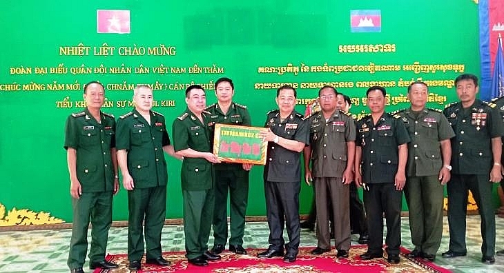 គណៈប្រតិភូបញ្ជាការដ្ឋានកងទ័ពការពារព្រំដែន Dak Lak ជូនអំណោយ និងជូនពរឆ្នាំថ្មីតំបន់ប្រតិបត្តិការសឹករងមណ្ឌលគិរី គណៈប្រតិភូបញ្ជាការដ្ឋានកងទ័ពការពារព្រំដែន Dak Lak ជូនអំណោយ និងជូនពរឆ្នាំថ្មីតំបន់ប្រតិបត្តិការសឹករងមណ្ឌលគិរី