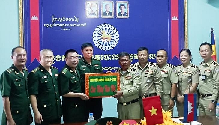 គណៈប្រតិភូគណៈបញ្ជាការដ្ឋានកងទ័ពការពារព្រំដែន Dak Lak ជូនអំណោយ និងជូនពរឆ្នាំថ្មីដល់ស្នងការដ្ឋាននគរបាលខេត្តមណ្ឌលគិរី គណៈប្រតិភូគណៈបញ្ជាការដ្ឋានកងទ័ពការពារព្រំដែន Dak Lak ជូនអំណោយ និងជូនពរឆ្នាំថ្មីដល់ស្នងការដ្ឋាននគរបាលខេត្តមណ្ឌលគិរី