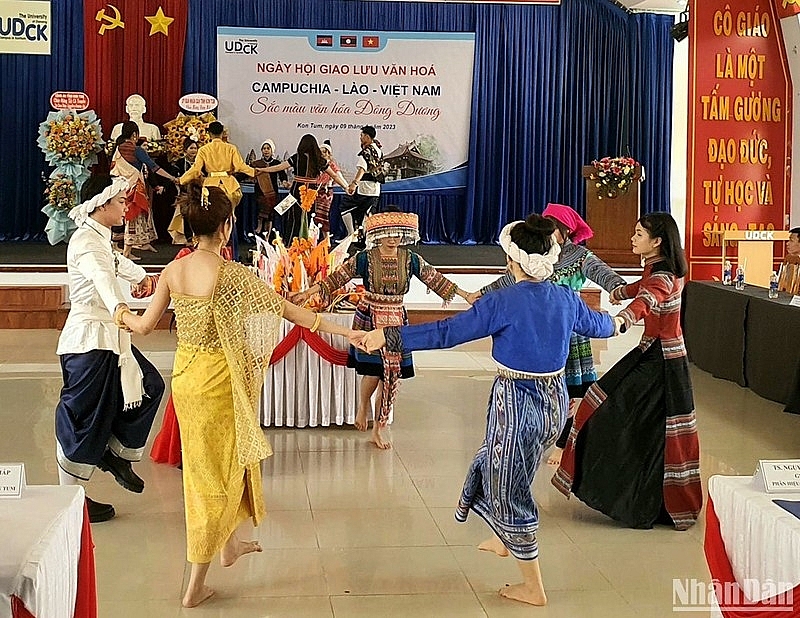 និស្សិតមកពីប្រទេសទាំងបីវៀតណាម - ឡាវ - កម្ពុជា បង្ហាញសំលៀកបំពាក់ប្រពៃណីក្នុងពិធីបុណ្យផ្លាស់ប្តូរវប្បធម៌ ក្រោមប្រធានបទ ខេត្ត Kom Tum (វៀតណាម)៖ រឹតចំណងសាមគ្គីភាពរវាងនិស្សិតវៀតណាមជាមួយនិស្សិតឡាវ និងកម្ពុជា