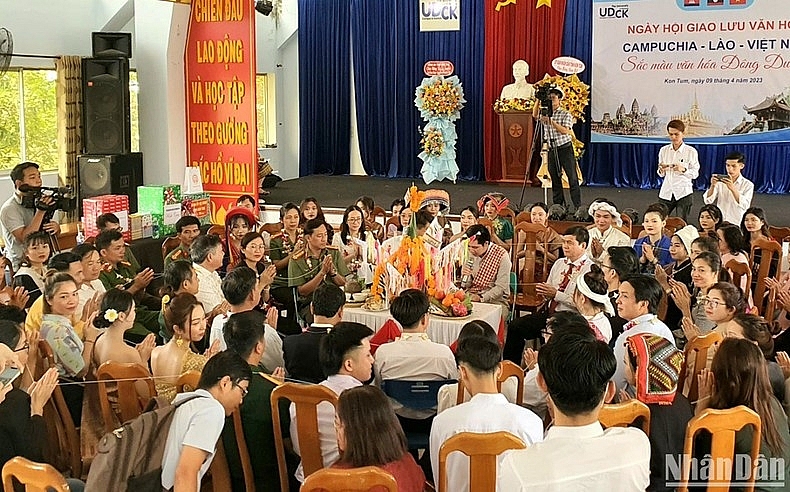 ធ្វើពិធីសូត្រមន្តប្រគេន ជូនគណៈប្រតិភូ និងភ្ញៀវកិត្តិយស។ ធ្វើពិធីសូត្រមន្តប្រគេន ជូនគណៈប្រតិភូ និងភ្ញៀវកិត្តិយស។
