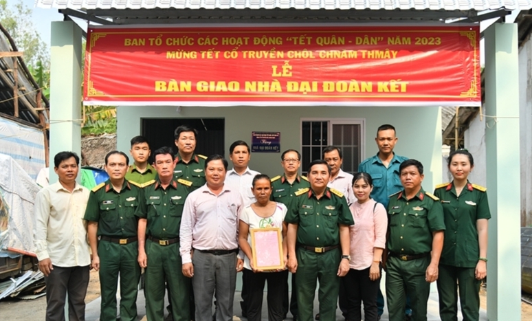 ពិធីបុណ្យចូលឆ្នាំថ្មីពោរពេញទៅដោយមនោសញ្ចេតនារវាងកងទ័ព និងប្រជាជន