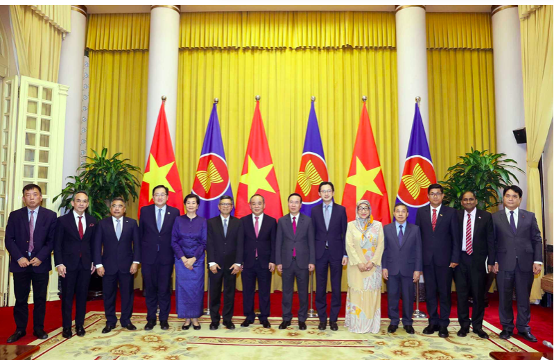 ប្រធានរដ្ឋលោក Vo Van Thuong បានទទួលជួបឯកអគ្គរដ្ឋទូតអាស៊ានដែលចូលជួបសម្តែងការគួរសម និងអបអរសាទរក្នុងឱកាសដែលលោកបានតែងតាំងជាប្រធានរដ្ឋនៃសាធារណរដ្ឋសង្គមនិយមវៀតណាម (រូបថត៖ Thong Nhatឳ