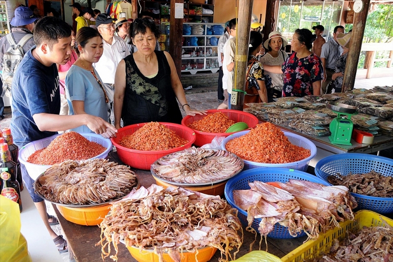 ខេត្ត កាម៉ៅ (Ca Mau) គឺជា​តំបន់​ល្បីល្បាញ​​អំពី​​ម្ហូប​ជនបទ ​ដែល​មាន​រសជាតិ​ពិសេស​នៃភាគខាង​ត្បូង ដូចជា៖ ក្តាម​ប្រៃ ផ្អកត្រីបាត់ធ័រហ្វីស ត្រី​សំពោចអាំង​នឹង​អំបិល​ម្ទេស ត្រីត្បកខ​នឹង​អំពៅ ខ្យងកំបោរចំហុយខ្ញី អយស្ទ័រអាំង... 