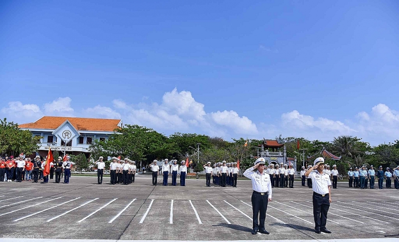 អាណិកជនវៀតណាម និងទាហាននៅកោះ Truong Sa បានប្រារព្ធពិធីគោរពទង់ជាតិ បន្ទាប់ពីក្រុមការងារលេខ៤ បានមកទស្សនាកោះនេះ។