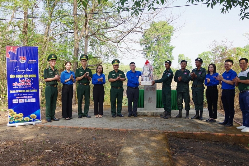 ប្រគល់អំណោយដល់ប៉ុស្តិ៍នគរបាលនៃខេត្តមណ្ឌលគិរី ប្រគល់អំណោយដល់ប៉ុស្តិ៍នគរបាលនៃខេត្តមណ្ឌលគិរី