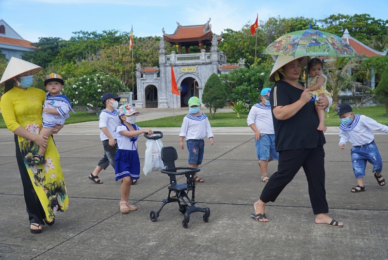 ជីវិតរស់នៅលើកោះ Song Tu Tay (ប្រទេសវៀតណាម)