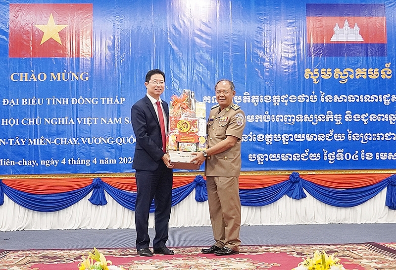 លោក Huynh Minh Tuan ជូនអំណោយដល់ថ្នាក់ដឹកនាំខេត្តបន្ទាយមានជ័យ 