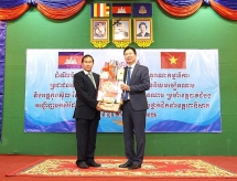 គណៈប្រតិភូខេត្ត Dong Thap (វៀតណាម)ទៅសួរសុខទុក្ខ និងជូនពរឆ្នាំថ្មីនៅខេត្តពោធិ៍សាត់