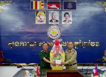 កងទ័ពការពារព្រំដែនខេត្ត Long An (វៀតណាម) ជូនពរឆ្នាំថ្មីកងកម្លាំងប្រដាប់អាវុធខេត្តព្រៃវែង