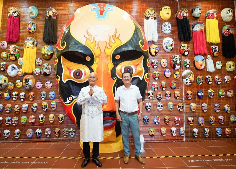 ទោះបី គូរតាមប្រធានបទអ្វីមួយ របាំងមុខនៅតែមានលក្ខណៈរចនាបទសិល្បៈរបាំងមុខបែបល្ខោនទាំងអស់។