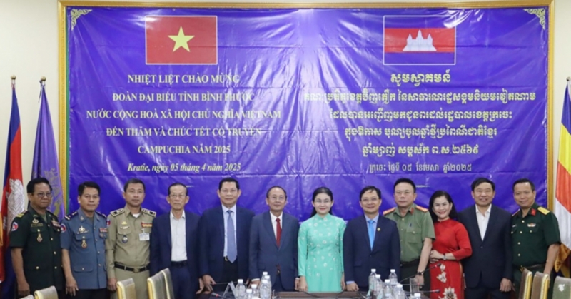 ថ្នាក់ដឹកនាំខេត្តទាំងពីរថតរូបអនុស្សាវរីយ៍ ថ្នាក់ដឹកនាំខេត្តទាំងពីរថតរូបអនុស្សាវរីយ៍