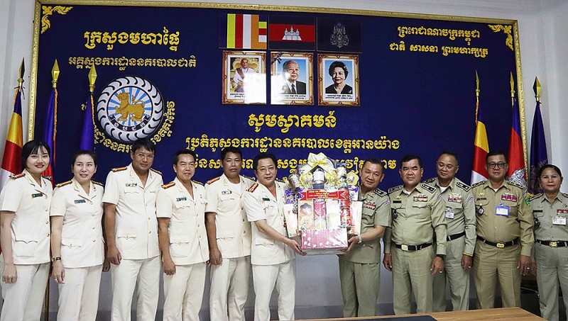 គណៈប្រតិភូបានប្រគល់អំណោយដល់នគរបាលខេត្តតាកែវ។