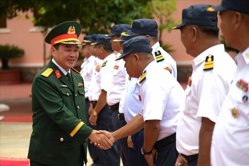 លោកវរសេនីយ៍ឯក Nguyen Van Nganh ជូនពរឆ្នាំថ្មីនៅបញ្ជាការដ្ឋានការពារកោះ ឆ្នេរ លោកវរសេនីយ៍ឯក Nguyen Van Nganh ជូនពរឆ្នាំថ្មីនៅបញ្ជាការដ្ឋានការពារកោះ ឆ្នេរ