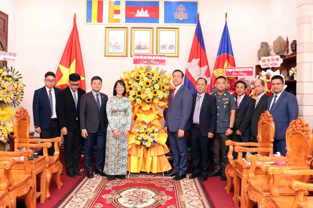 លោកស្រី ត្រាន ធី ដៀវ ធួយ អនុប្រធានគណៈកម្មាធិការប្រជាជនទីក្រុងហូជីមិញ បានផ្តល់ផ្កា និងជូនពរដល់មន្ត្រី និងបុគ្គលិកនៃស្ថានឯកអគ្គកុងស៊ុលកម្ពុជាប្រចាំទីក្រុងហូជីមិញ ក្នុងឱកាសបុណ្យចូលឆ្នាំថ្មី ចូលឆ្នាំថ្មី។ លោកស្រី ត្រាន ធី ដៀវ ធួយ អនុប្រធានគណៈកម្មាធិការប្រជាជនទីក្រុងហូជីមិញ បានផ្តល់ផ្កា និងជូនពរដល់មន្ត្រី និងបុគ្គលិកនៃស្ថានឯកអគ្គកុងស៊ុលកម្ពុជាប្រចាំទីក្រុងហូជីមិញ ក្នុងឱកាសបុណ្យចូលឆ្នាំថ្មី ចូលឆ្នាំថ្មី។