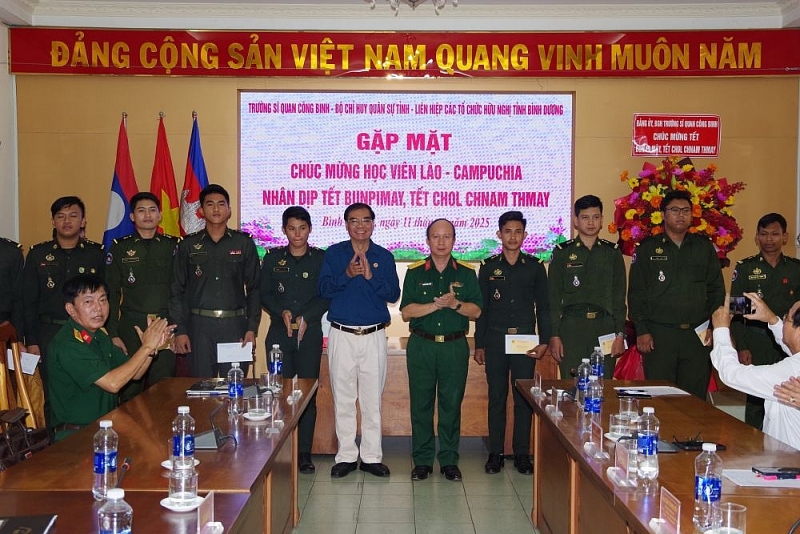 សម្ព័ន្ធអង្គការមិត្តភាពខេត្ត Binh Duong ប្រារព្ធពិធីចូលឆ្នាំថ្មីប្រពៃណីជាតិ និងផ្តល់អំណោយដល់និស្សិតឡាវ និងកម្ពុជា សម្ព័ន្ធអង្គការមិត្តភាពខេត្ត Binh Duong ប្រារព្ធពិធីចូលឆ្នាំថ្មីប្រពៃណីជាតិ និងផ្តល់អំណោយដល់និស្សិតឡាវ និងកម្ពុជា