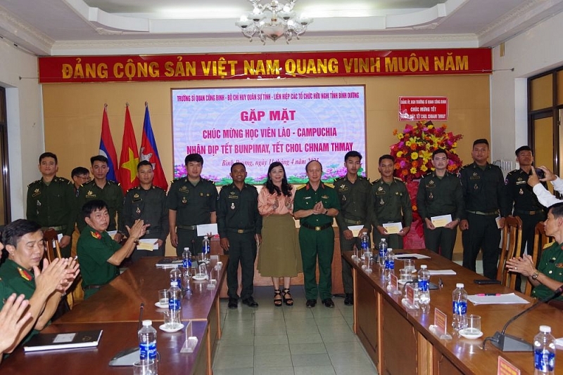 សម្ព័ន្ធអង្គការមិត្តភាពខេត្ត Binh Duong ប្រារព្ធពិធីចូលឆ្នាំថ្មីប្រពៃណីជាតិ និងផ្តល់អំណោយដល់និស្សិតឡាវ និងកម្ពុជា សម្ព័ន្ធអង្គការមិត្តភាពខេត្ត Binh Duong ប្រារព្ធពិធីចូលឆ្នាំថ្មីប្រពៃណីជាតិ និងផ្តល់អំណោយដល់និស្សិតឡាវ និងកម្ពុជា